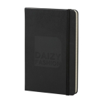 Taccuino Moleskine Classic a copertina rigida media, pagine a righe color nero vista dettaglio con logo