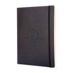 Taccuino Moleskine Classic con copertina morbida e chiusura elastica, pagine a righe color nero vista dettaglio con logo