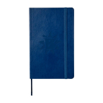 Taccuino Moleskine Classic a righe con nota ”in caso di smarrimento” color blu vista dettaglio con logo