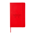 Taccuino Moleskine Classic a righe con nota ”in caso di smarrimento” color rosso scuro vista dettaglio con logo