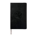 Taccuino Moleskine Classic con copertina morbida e flessibile, pagine lisce color nero vista dettaglio con logo