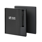 Set regalo con taccuino con copertina rigida e penna a inchiostro nero vista area di stampa