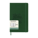 Agenda settimanale 12 mesi in carta effetto pelle con copertina rigida Moleskine color verde vista dettaglio con logo