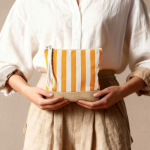 Necessaire a righe in cotone e juta con cordoncino sul cursore della zip color arancione sesta vista
