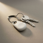 Localizzatore anti-smarrimento compatto ideale per chiavi e valigie color bianco terza vista