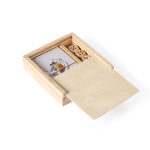 Set di carte e dadi in scatola scorrevole in legno personalizzabile color legno chiaro terza vista