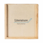 Set di carte e dadi in scatola scorrevole in legno personalizzabile color legno chiaro vista dettaglio