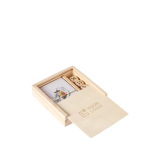 Set di carte e dadi in scatola scorrevole in legno personalizzabile color legno chiaro vista area di stampa