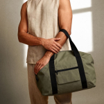 Borsa in poliestere ideale per viaggi o sport con fascia per trolley color verde vista dettaglio 3