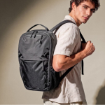 Zaino in poliestere con vari scomparti e schienale imbottito color nero quinta vista