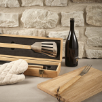 Set barbecue in scatola di bambù con utensili per griglia color naturale vista ambiente