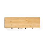 Set barbecue in scatola di bambù con utensili per griglia color naturale vista frontale
