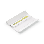Penna in alluminio riciclato girevole con scrittura nera color giallo vista con scatola