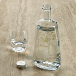 Bottiglia in vetro prodotta in UE con tappo argentato antigoccia 700 ml color trasparente seconda vista ambiente