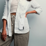 Lanyard in nylon regolabile fino a 150 cm per appendere il cellulare color bianco seconda vista ambiente