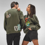 Felpa unisex in cotone biologico con girocollo 340 g/m² Nazaré color verde militare vista ambiente