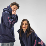 Felpa unisex in cotone biologico con cappuccio 340g/m² Tulum color blu mare vista ambiente