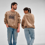 Felpa unisex oversize in cotone biologico 340 g/m² Whitehaven color marrone chiaro terza vista ambiente