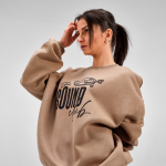 Felpa unisex oversize in cotone biologico 340 g/m² Whitehaven color marrone chiaro quarta vista ambiente