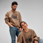 Felpa unisex oversize in cotone biologico 340 g/m² Whitehaven color marrone chiaro vista ambiente