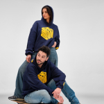 Felpa unisex oversize 340 g/m² in cotone e poliestere riciclato Ericeira color blu mare vista ambiente