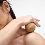Sfera in sughero compatto per stretching e sollievo muscolare color naturale vista ambiente