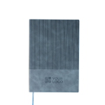 Taccuino A5 in PU riciclato con copertina rigida e finitura in velluto a coste con pagine a righe color azzurro vista area di stampa