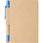 Blocco note in cartone con penna a inchiostro nero e fogli a righe color azzurro prima vista