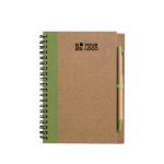 Blocco note A5 con copertina in cartone riciclato e penna, fogli a righe color verde chiaro vista area di stampa