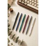 Penna in alluminio riciclato con punta touch e finitura gommata, inchiostro blu vista ambiente