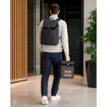 Zaino in similpelle con patta ideale per portatili da 16” vista ambiente