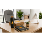 Set da ufficio con bottiglia in vetro 520ml, blocco A5 e penna a inchiostro blu vista ambiente