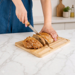 Tagliere in bambù scanalato per pane con coltello incluso vista ambiente