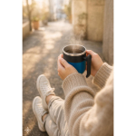 Tazza da viaggio a doppia parete con finitura opaca e base antiscivolo 400 ml vista ambiente