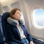 Cuscino da viaggio in memory foam con custodia facile da riporre color grigio settima vista