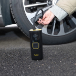 Compressore portatile a gonfiaggio rapido con torcia e powerbank da 4000mAh color nero nona vista