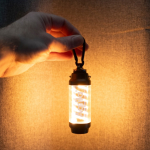 Lampada e torcia ricaricabile con 10h di autonomia e ricarica USB-C color nero quarta vista