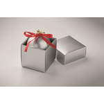 Pallina di Natale da appendere con nastro e confezionata in scatola regalo color argento seconda vista fotografica