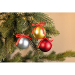 Pallina di Natale da appendere con nastro e confezionata in scatola regalo color oro vista ambiente