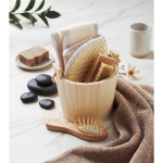 Set da bagno in secchiello di legno con accessori per la cura del corpo color legno vista ambiente