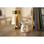 Set per bruciatore di aromi in ceramica con tealight e olio alla vaniglia color bianco vista ambiente