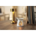 Set per bruciatore di aromi in ceramica con tealight e olio alla vaniglia color bianco vista ambiente principale