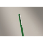 Penna a sfera in alluminio riciclato con clip cromata e inchiostro blu color verde seconda vista fotografica