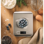Bilancia digitale da cucina in acciaio inox con display fino a 5 kg color argento vista ambiente
