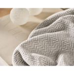 Coperta con frange in cotone riciclato presentata con nastro 400 g/m² color beige vista ambiente