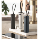 Powerbank in alluminio riciclato con indicatore di batteria e cavo 5.000mAh color argento opaco vista ambiente