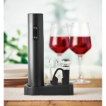 Set vino in plastica con cavatappi elettrico e accessori su base color nero vista ambiente