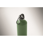 Borraccia in acciaio inox riciclato con finitura gommata e moschettone 750 ml color verde scuro terza vista fotografica
