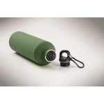 Borraccia in acciaio inox riciclato con finitura gommata e moschettone 750 ml color verde scuro quarta vista fotografica