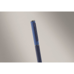 Penna in alluminio riciclato con meccanismo a rotazione e finitura gommata color blu seconda vista fotografica